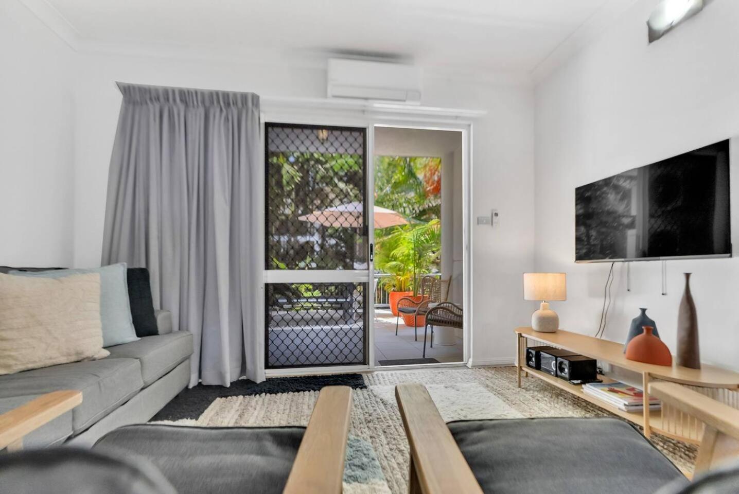 Leafy Solace - A Contemporary Cairns City Hideaway Apartment Exterior photo