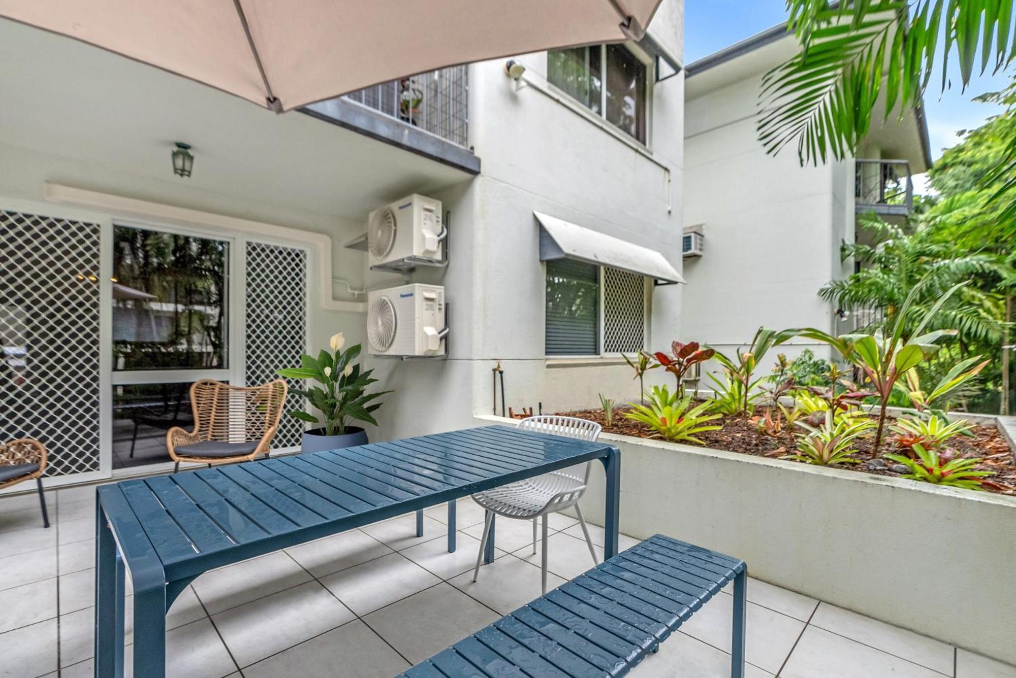 Leafy Solace - A Contemporary Cairns City Hideaway Apartment Exterior photo